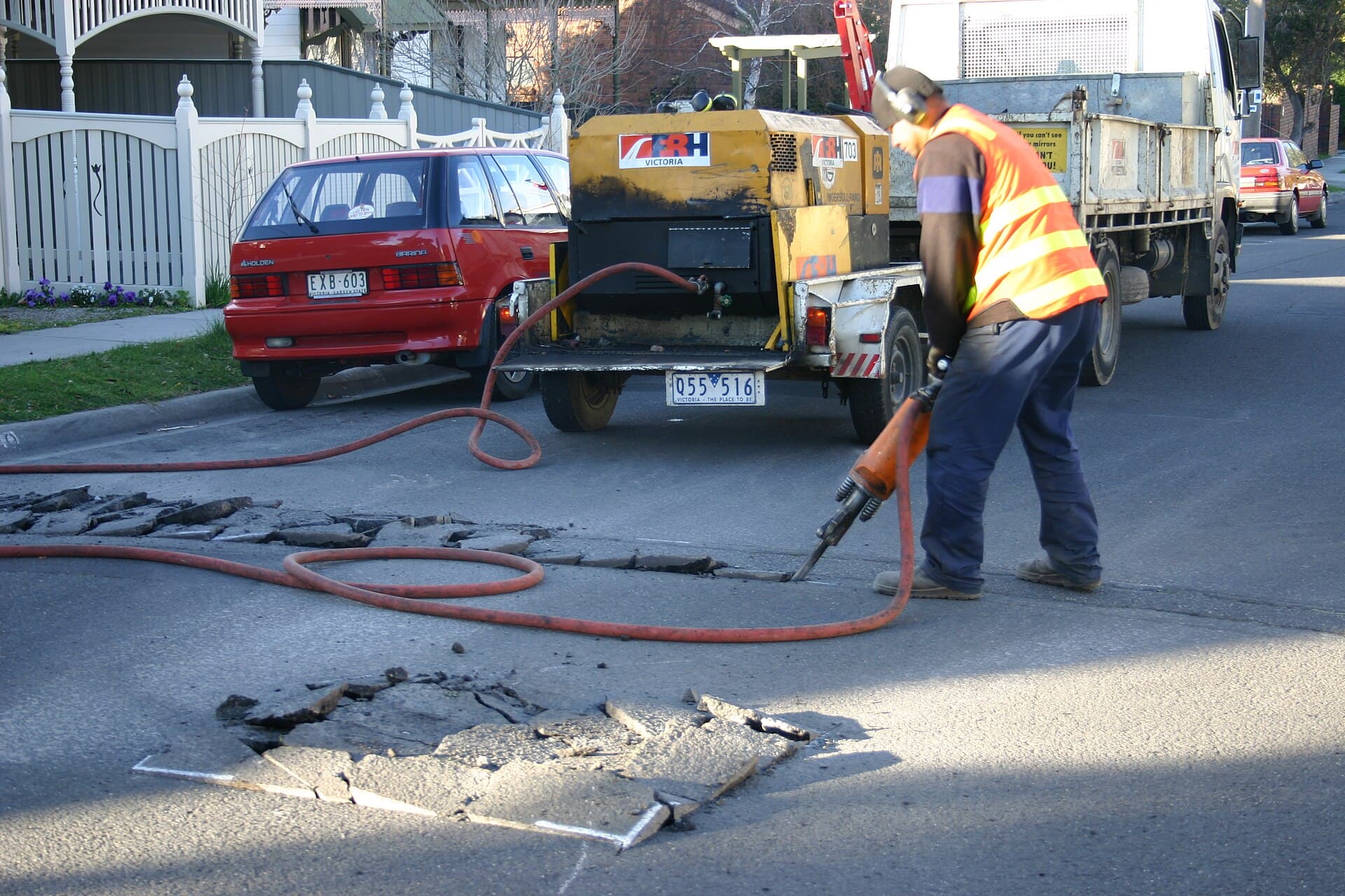 Pneumatic jackleg rock drill with pusher leg and air hose